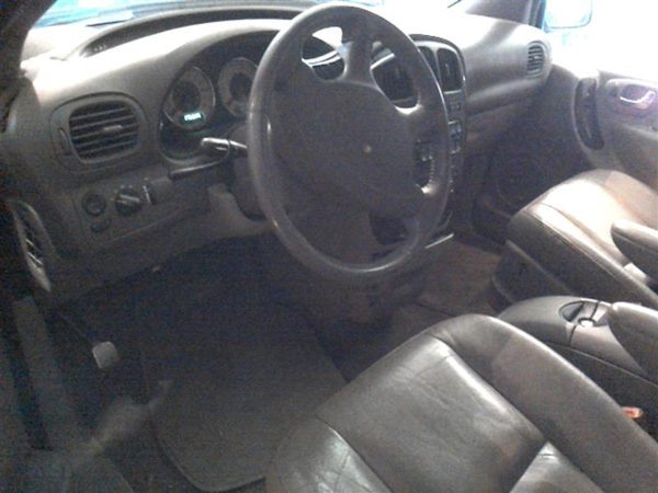 2001 Chrysler Town Cntry — vehicle photo 4