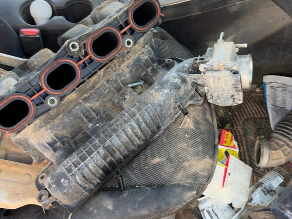 2014 Nissan Sentra Intake Manifold 1.8L — photo 5