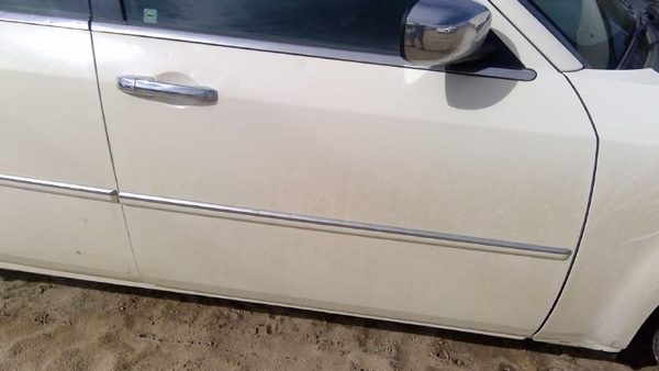2010 Chrysler 300 Front Door RH White Pwg — photo 6