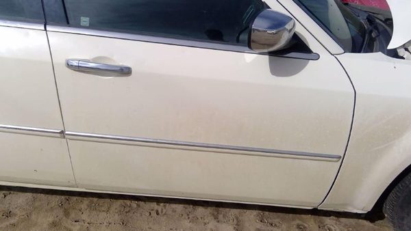 2010 Chrysler 300 Front Door RH White Pwg — photo 7