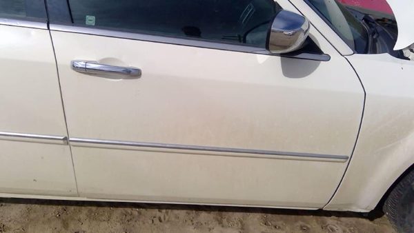 2010 Chrysler 300 Front Door RH White Pwg — photo 8