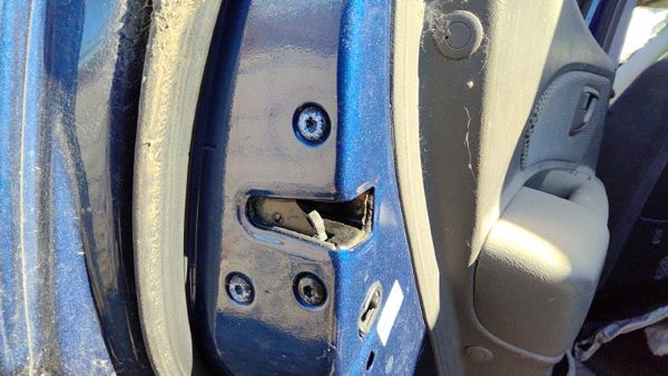 2005-2009 Hyundai Tucson Driver Left Rear Door Latch With Rods/Cables Oem Back — photo 1
