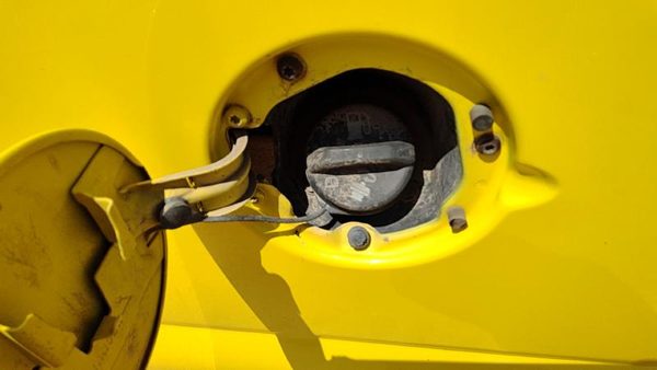 1998-2002 Express Van 2500 Fuel Filler Neck Assembly With Gas Cap Oem 15760284 — photo 2
