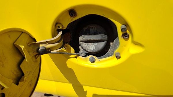 1998-2002 Express Van 2500 Fuel Filler Neck Assembly With Gas Cap Oem 15760284 — photo 1