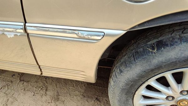2000 Chrysler Town & Country Driver Left Rear Moulding On Quarter Panel Oem Gold — photo 1