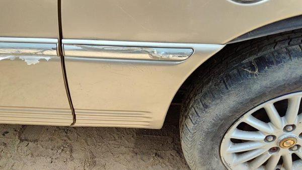 2000 Chrysler Town & Country Driver Left Rear Moulding On Quarter Panel Oem Gold — photo 3