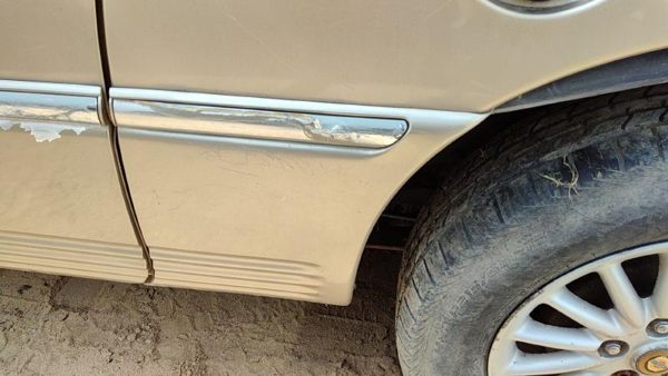2000 Chrysler Town & Country Driver Left Rear Moulding On Quarter Panel Oem Gold — photo 2