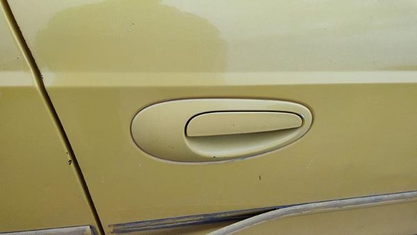2000-2005 Dodge Neon Passenger Right Front Outside Door Handle Oem Yellow — photo 3