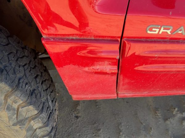 99-04 Grand Cherokee Driver Left Moulding From Fender Trim Strip Flame Red Pr4 — photo 1