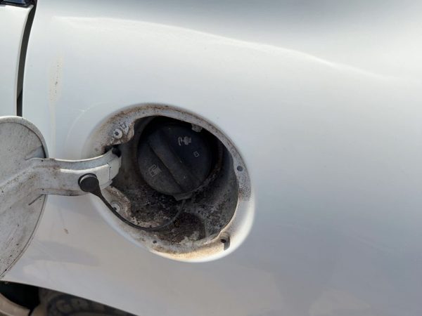 2000-2005 Buick Lesabre Fuel Filler Neck Assembly With Gas Cap Oem 25727011 — photo 1