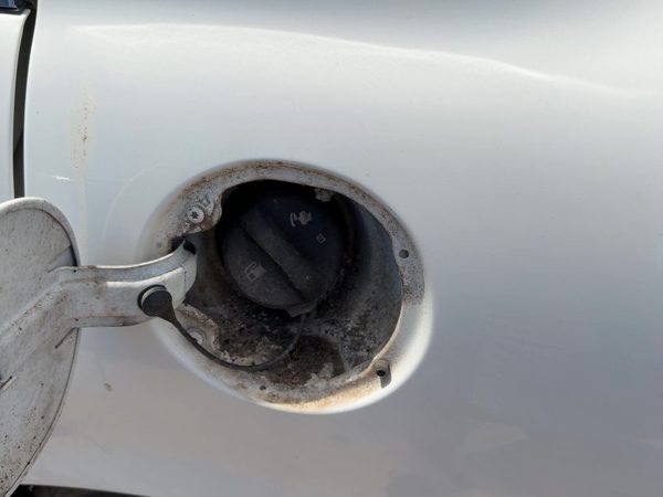 2000-2005 Buick Lesabre Fuel Filler Neck Assembly With Gas Cap Oem 25727011 — photo 2