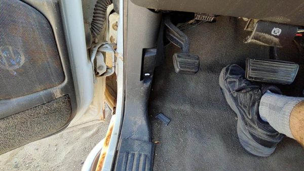 99-07 Sierra 1500 Hd Driver Left Lower Kick Trim Panel Oem Pewter 69D — photo 2
