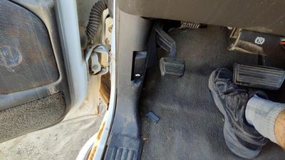 99-07 Sierra 1500 Hd Driver Left Lower Kick Trim Panel Oem Pewter 69D