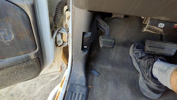 99-07 Sierra 1500 Hd Driver Left Lower Kick Trim Panel Oem Pewter 69D — photo 1