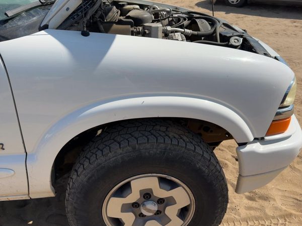 1995-2005 Chevy S10 Blazer Passenger Right Front Fender OEM No Xtreme White 50U — photo 4