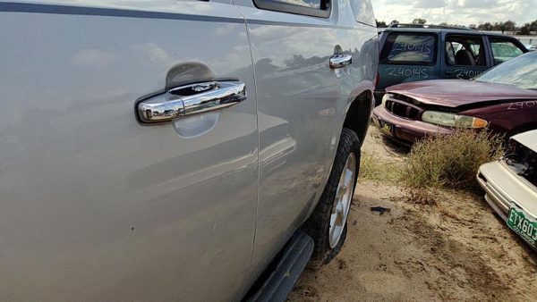 2010 Chevy Tahoe Rear Door LH Silver U726S — photo 6