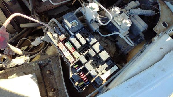 1998 Dodge Ram 1500 Engine Fuse Box 5.2L — photo 3