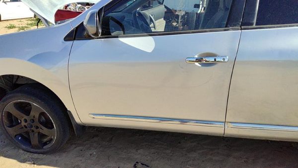 2013 Nissan Rogue Front Door LH Silver K23 — photo 2
