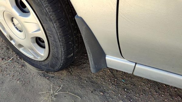 2000-2004 Subaru Legacy Driver Left Moulding From Fender Oem Mud Flap — photo 2