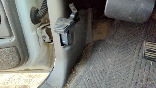 2001 Chevy Suburban Driver Left Lower Kick Trim Panel Oem 922 Light Gray — photo 2