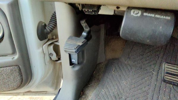 2001 Chevy Suburban Driver Left Lower Kick Trim Panel Oem 922 Light Gray — photo 3