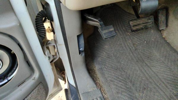 2001 Chevy Suburban Driver Left Lower Kick Trim Panel Oem 922 Light Gray — photo 1