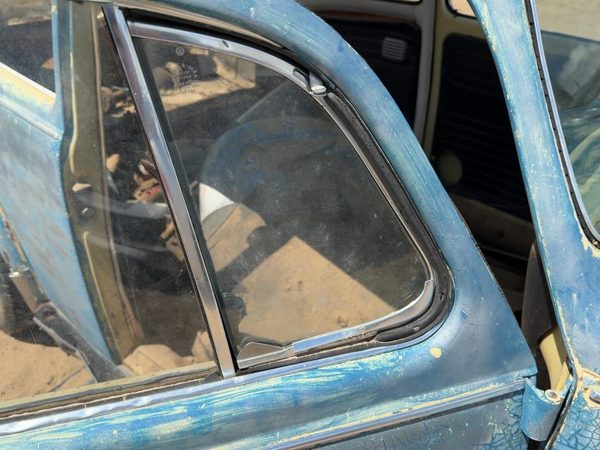 65-77 Super Beetle Passenger Right Front Vent Window Small Door Glass With Frame — photo 2