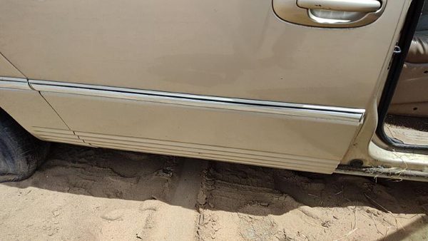 00 Town & Country Passenger Right Rear Moulding From Door Back Trim Strip Gold — photo 1