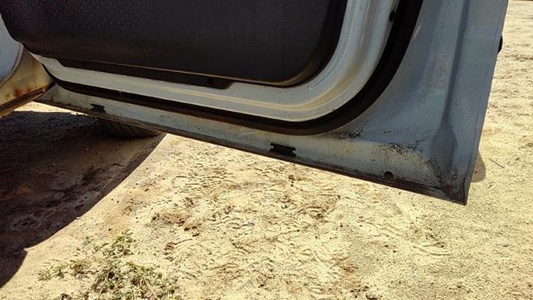 2005 Ford Explorer Front Door RH 4DR Yz Oxford White — photo 8