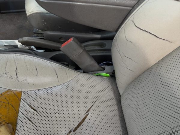 01-05 Pt Cruiser Driver Left Front Seat Belt Buckle Receiver Oem Taupe/Beige Fl — photo 1