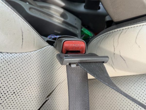 01-05 Pt Cruiser Driver Left Front Seat Belt Buckle Receiver Oem Taupe/Beige Fl — photo 3