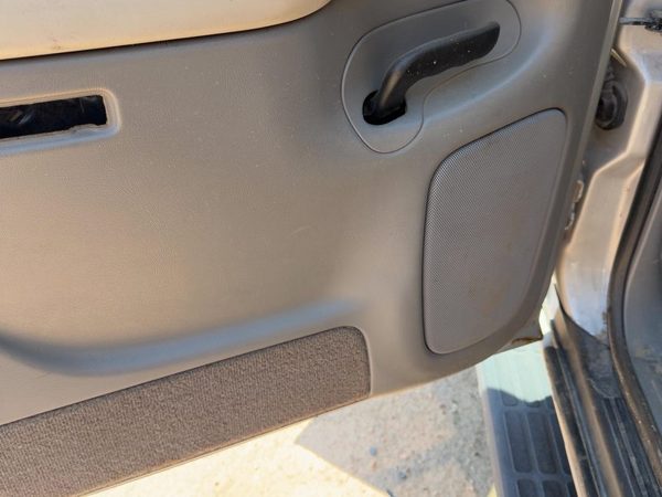 00-06 Suburban 1500 Driver Left Rear Door Trim Panel With Switches Back Gray 92I — photo 5