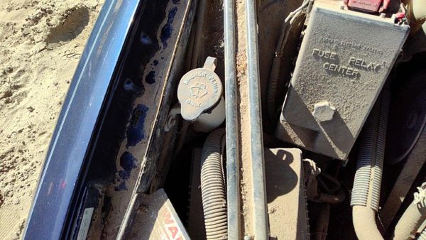 2000 Oldsmobile Intrigue Washer Bottle — photo 3