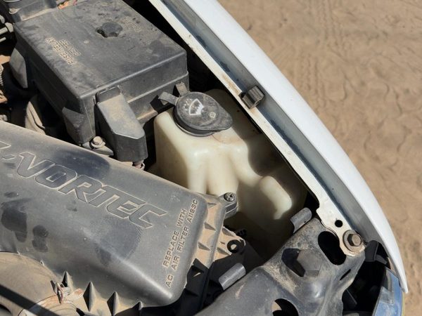 95-05 S10 Blazer Windshield Washer Fluid Reservoir With Pump Oem Wiper Tank — photo 2