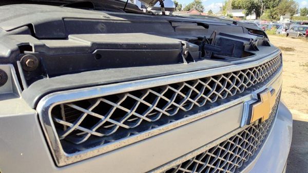 2010 Chevy Tahoe Grille Silver U726S — photo 1