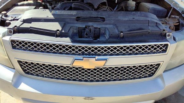 2010 Chevy Tahoe Grille Silver U726S — photo 3
