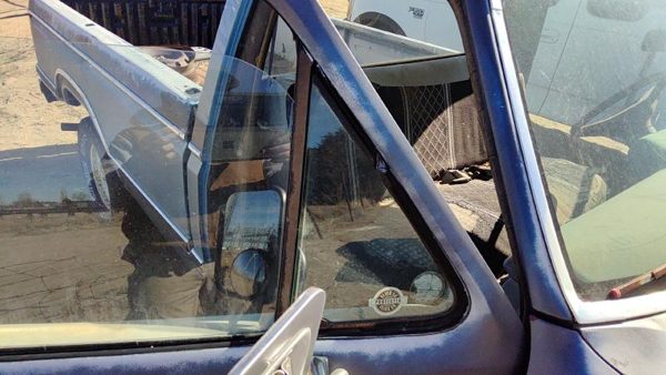 80-91 Ford F150 Passenger Right Front Vent Window Small Door Glass With Frame — photo 2