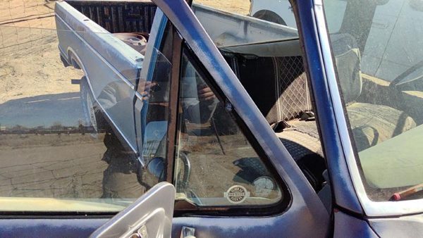 80-91 Ford F150 Passenger Right Front Vent Window Small Door Glass With Frame — photo 3