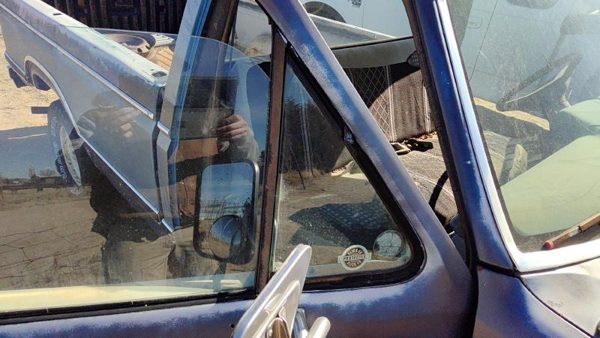 80-91 Ford F150 Passenger Right Front Vent Window Small Door Glass With Frame — photo 1