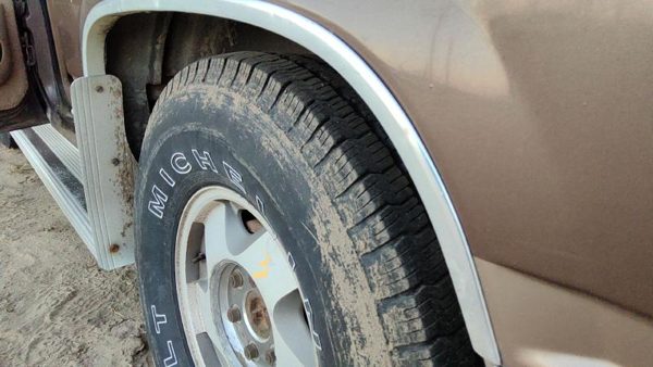 1994 Suburban 1500 Wheel Opening Moulding Chevy Driver Left Rear Flare OEM Back — photo 3