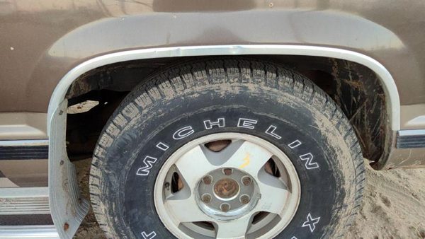 1994 Suburban 1500 Wheel Opening Moulding Chevy Driver Left Rear Flare OEM Back — photo 1