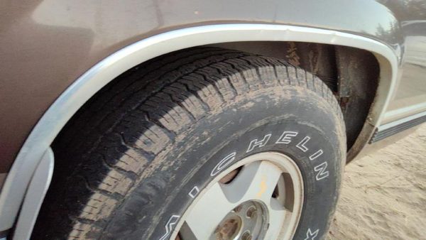 1994 Suburban 1500 Wheel Opening Moulding Chevy Driver Left Rear Flare OEM Back — photo 7