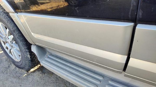 07-17 Ford Expedition Passenger Right Rear Moulding From Door Back Trim Strip — photo 2