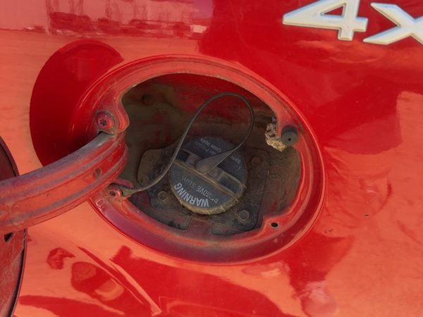 1999-2000 Jeep Grand Cherokee Fuel Filler Neck Assembly With Gas Cap Oem — photo 1