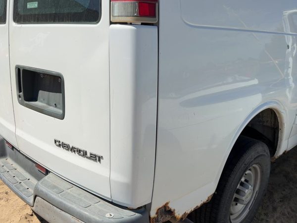 00 Express 2500 Passenger Right Rear Moulding On Quarter Panel 135" Wb White 50U — photo 2