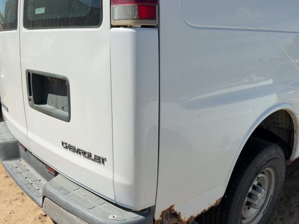 00 Express 2500 Passenger Right Rear Moulding On Quarter Panel 135" Wb White 50U — photo 1