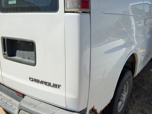 00 Express 2500 Passenger Right Rear Moulding On Quarter Panel 135" Wb White 50U — photo 3