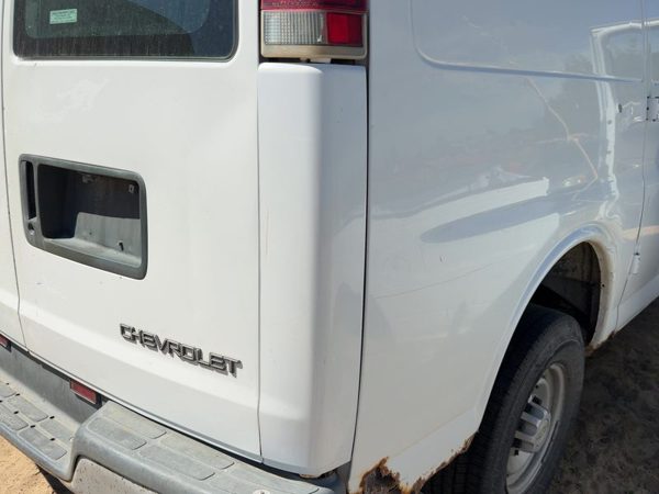 00 Express 2500 Passenger Right Rear Moulding On Quarter Panel 135" Wb White 50U — photo 4