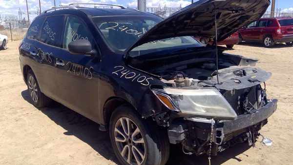 2013 Nissan Pathfinder — vehicle photo 2