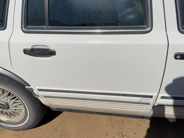 1994 Lincoln Town Car Rear Door RH White Wt — photo 1